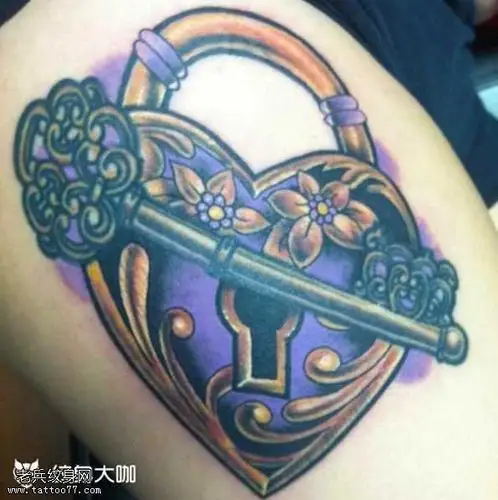 腿部锁心纹身图案