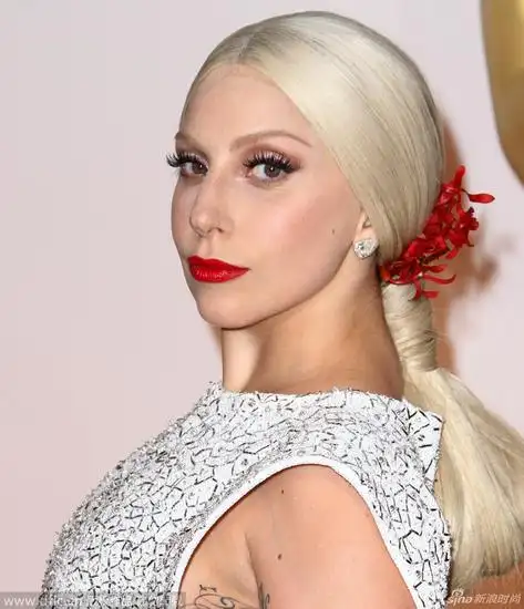 造型狂人gaga的经典装扮