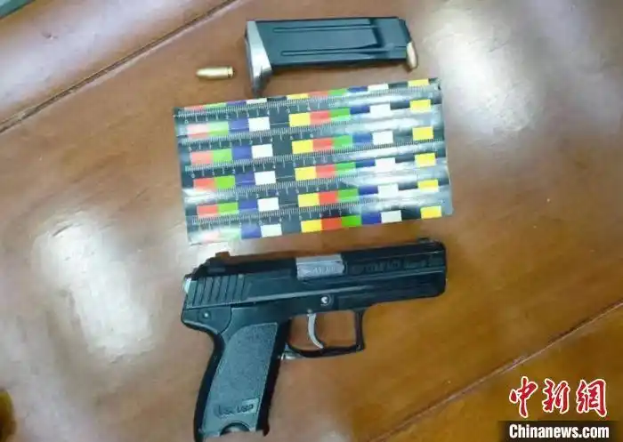 两名歹徒手持仿真枪抢劫现金手机山西警方30分钟破案