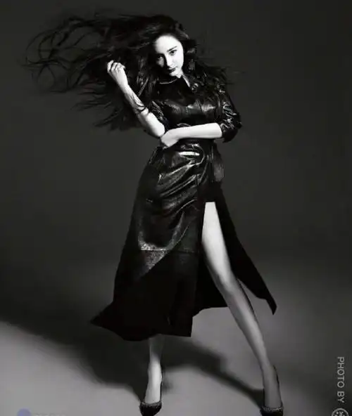 杨幂[超话]#陈漫给杨幂拍的黑白大片,美艳. 来自娱乐圈小青年 - 微博