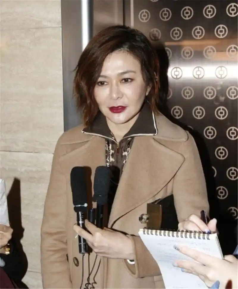 王祖贤晒出素颜近照,承认自己即将步入老年,还透露这些信息