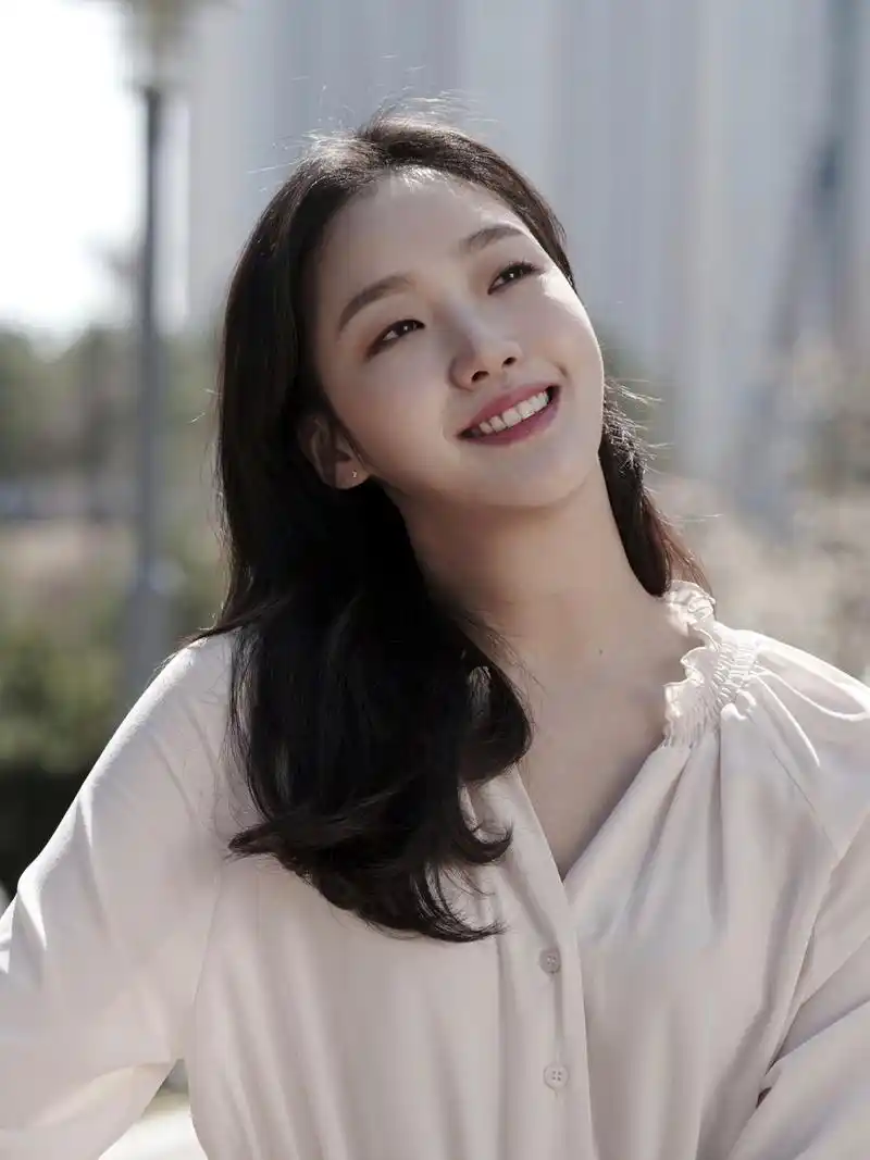 金高银的衣品真好身穿米白色连衣裙配上微卷发气质优雅又复古