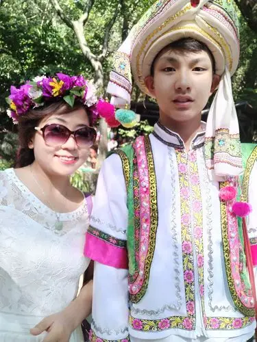 体会湖边歌舞的白族姑娘金花和小伙阿鹏的欢乐和深情