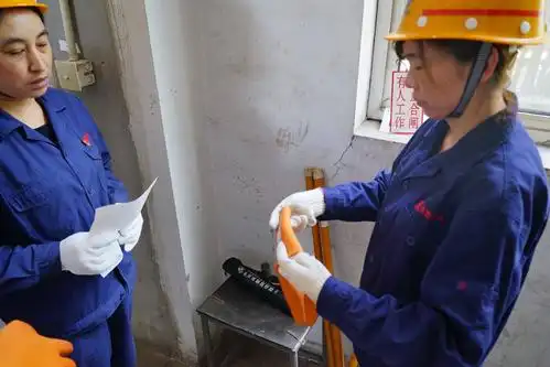 图2正确穿戴劳动保护用品(女生将头发盘进帽衬),检查操作器具检验合格