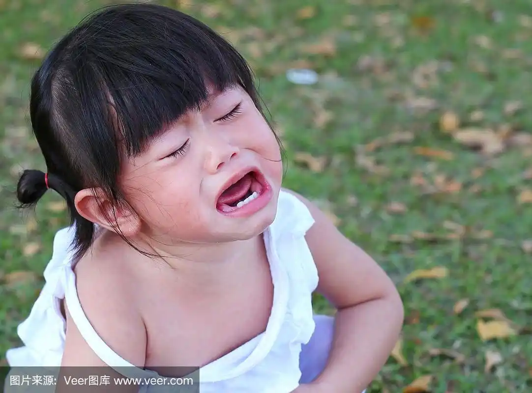 特写可爱的小女孩在公园里哭泣.