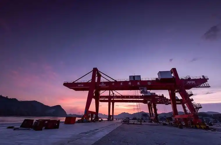 吨级泊位13个,码头年设计吞吐量为500万吨(其中集装箱吞吐量5万标箱)