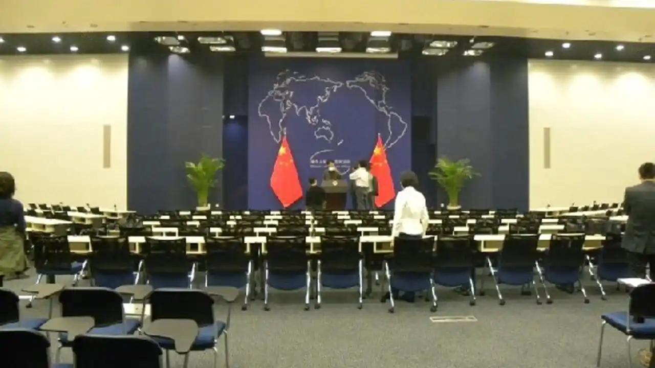 外交部蓝厅上演罕见一幕!美国记者狂刷存在感,赵立坚的回应绝了