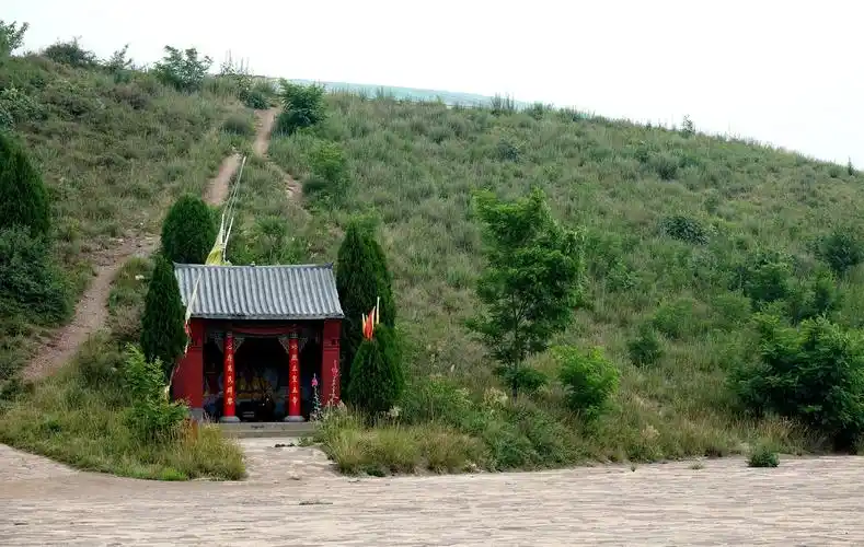 山上有一个小庙.