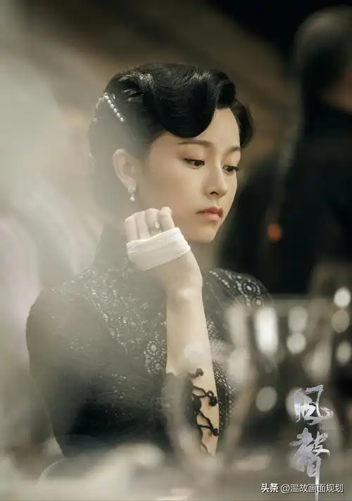 用很强烈的刺激感来征服视觉;电视剧版的《风声》更像是东方审美,表达