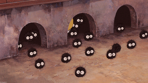 在《龙猫》中,它们专门跑到没人住的旧房子里,如果有人住进来,小煤球