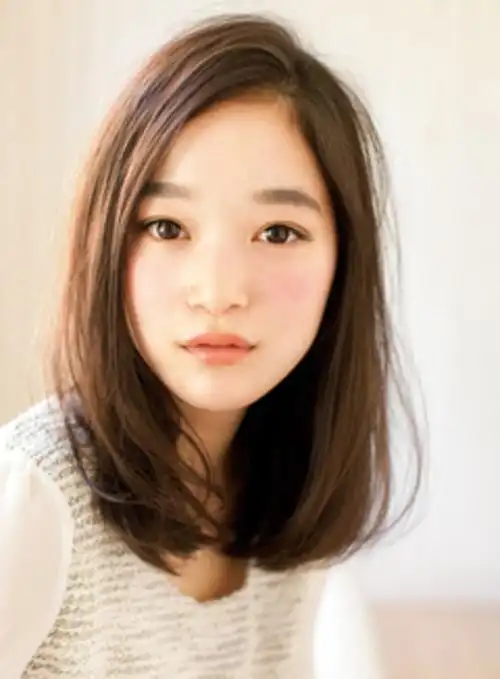 发量又少,所以我喜欢自己用电棒造型过后再来绑这发型 会觉得头发比较