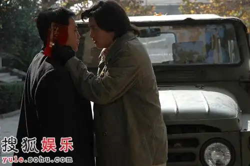 图:《空巷子》精美剧照 黄小茂陈大明互打