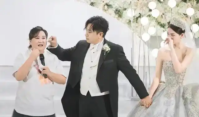 贾玲好友兼员工大婚,德云社孙越烧饼曹鹤阳现身,她自己依然单身