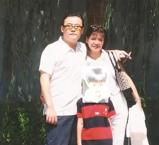 温州富婆胡洁:前脚送巨贪前夫进监狱,后脚嫁周立波,将其宠成宝