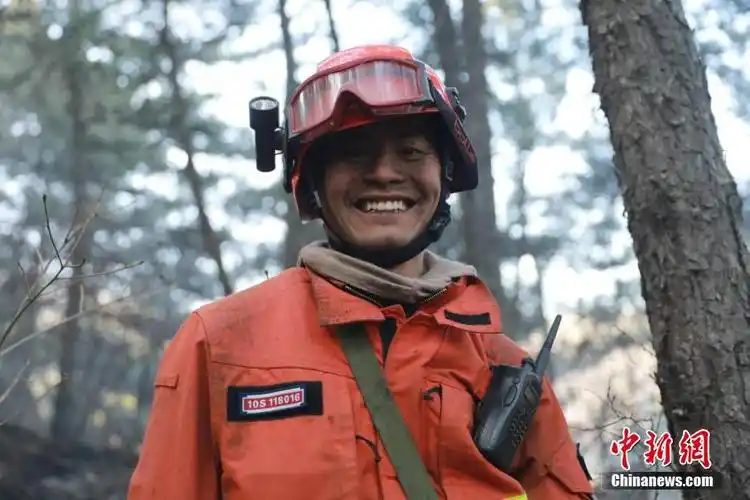 消防员彻夜扑救沁源山火自带烟熏妆戳泪点