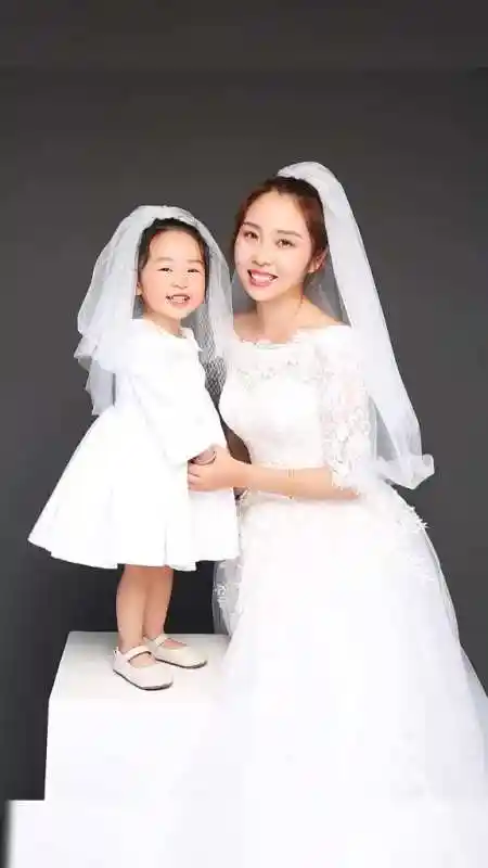 三个人在一起叫做家"一定要跟你的爱人和宝宝拍#一家三口#头纱亲子照