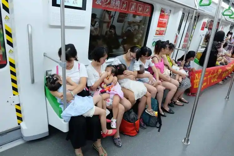 南宁50多位辣妈地铁集体哺乳传递母乳喂养的纯净圣洁安全便捷