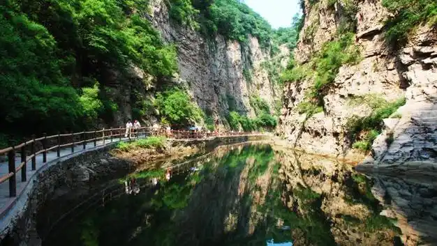 早餐后游乘景区电瓶车览青要山大峡谷景区联珠峡,双龙峡,青女峰,下河