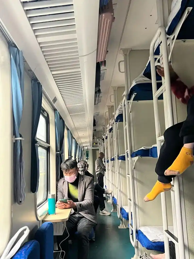 成都去广州久违的绿皮火车卧铺 出国前绿皮火车还是挺多的,回来发现