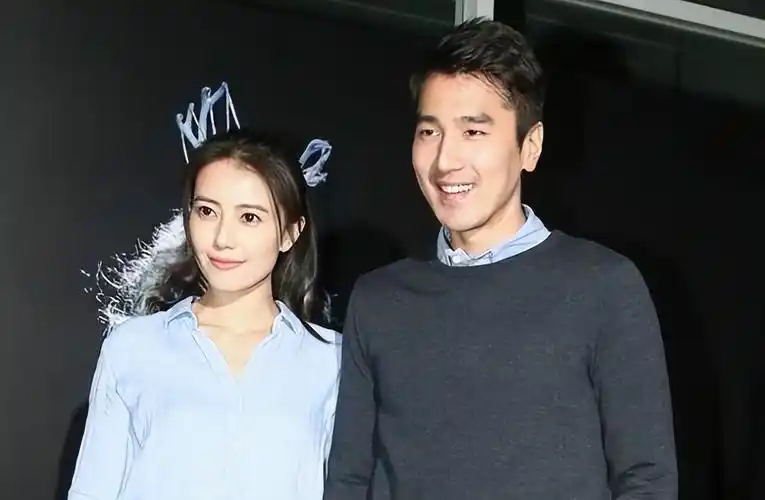 与高圆圆分手后,12年不谈恋爱没有绯闻,47岁娶旺夫妻子后爆红