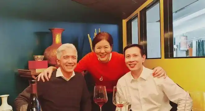 郎平的二婚丈夫王育成,虽然年龄相差10岁,两人看起来非常的搭配_网易