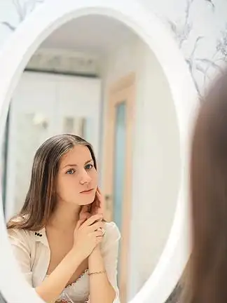 可爱的小 i>女 /i>孩看着镜子里的自己