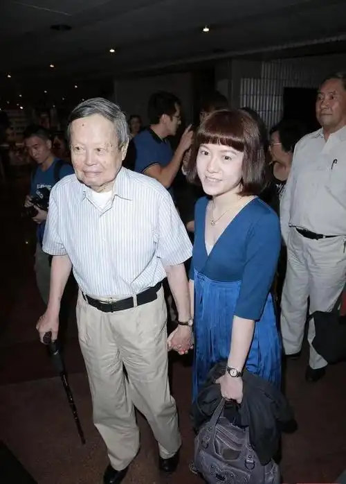 翁帆泪奔无悔选择!杨振宁为爱妻留后路让人感动!