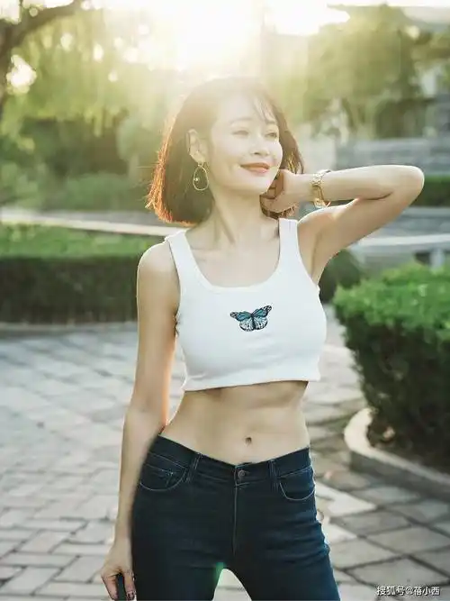 被41岁于明加的腹肌惊艳!穿背心 紧身裤秀出a4腰,性感又迷人