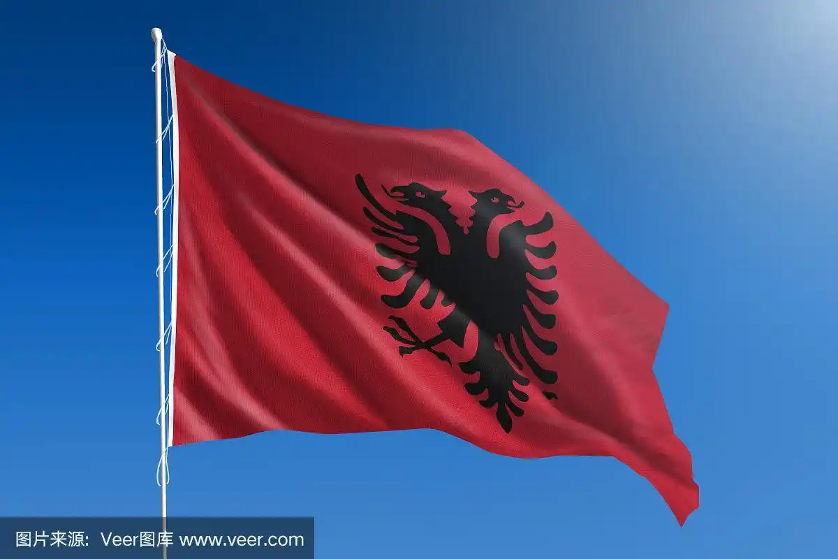 晴朗的蓝天上悬挂着阿尔巴尼亚国旗