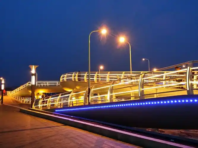 夜晚是桥最美的时刻桥上灯光闪耀两岸灯火辉映五彩斑斓