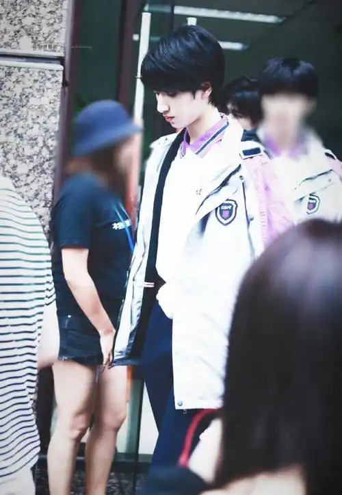 严浩翔穿校服