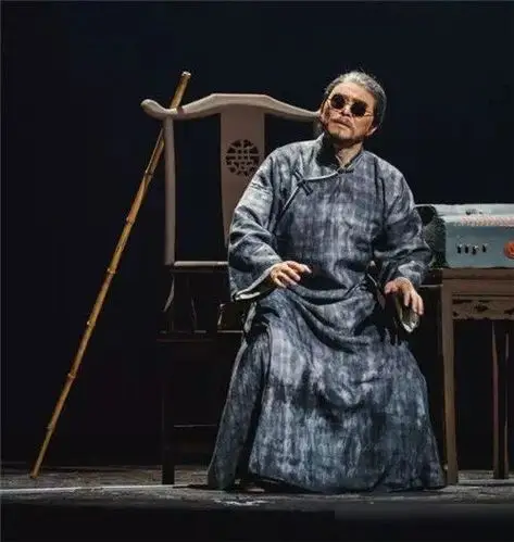 原创真实的瞎子阿炳因风流失明因烟瘾破产走投无路后上吊自尽