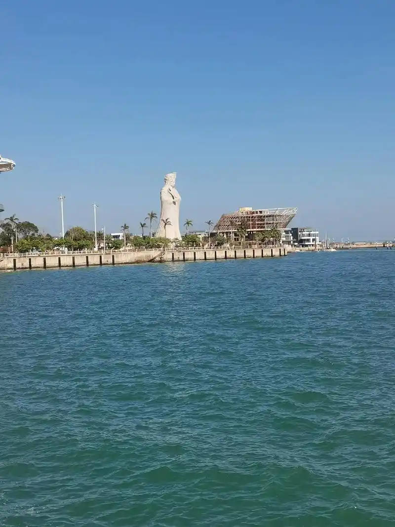 厦门一座美丽的海滨特区,与之隔海相望的金门岛就在眼前,挥手便 - 抖