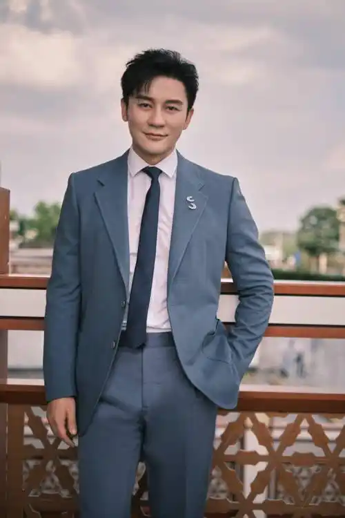 李晨担任《新血盛典》终审评委 西装革履帅气绅士_影像_北京_计划