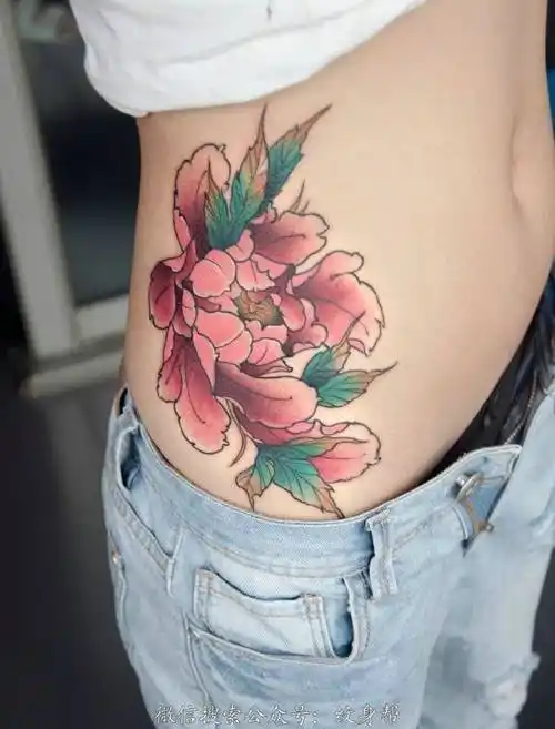 小蛮腰侧边精美的牡丹花纹身图案