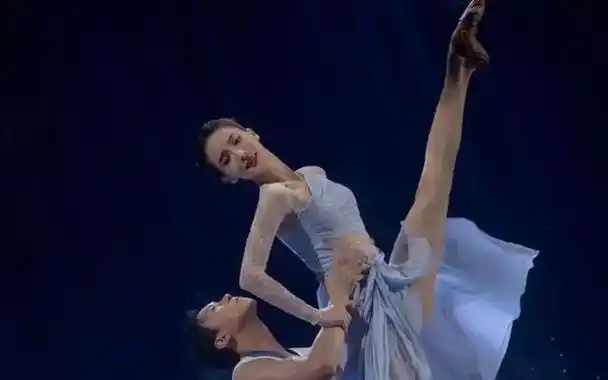 金晨别再整了!与李沁原装脸同框才知道后天雕刻的尴尬,观众不瞎