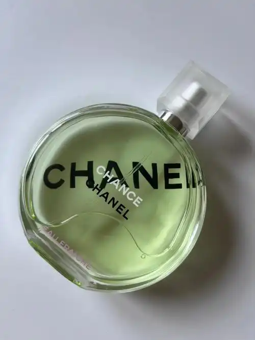 发现官方全称#香奈儿邂逅清新淡香水  竟然是新话题 #香奈儿绿色邂逅