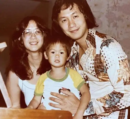 许冠杰:娶混血老婆连生两子,74岁三代同堂,真的幸福美满插图15