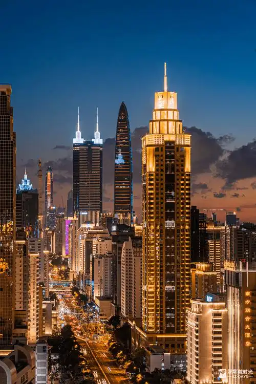 与灯火通明的高楼大厦,勾勒出一幅壮观的城市夜景