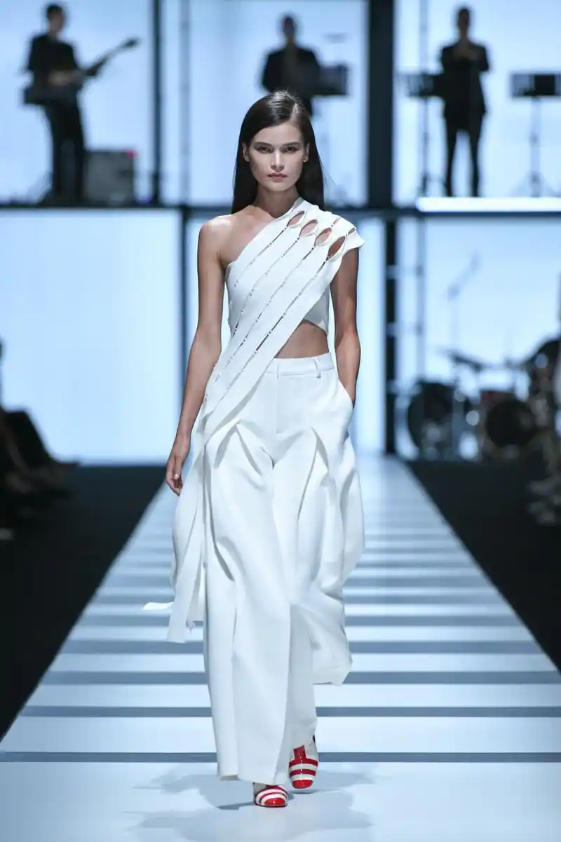 致敬上世纪60年代,吕燕"寻味"精致复古风