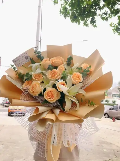 美容院老板订的花束,说要高端大气上档次,还要性价比高,花少花束要大