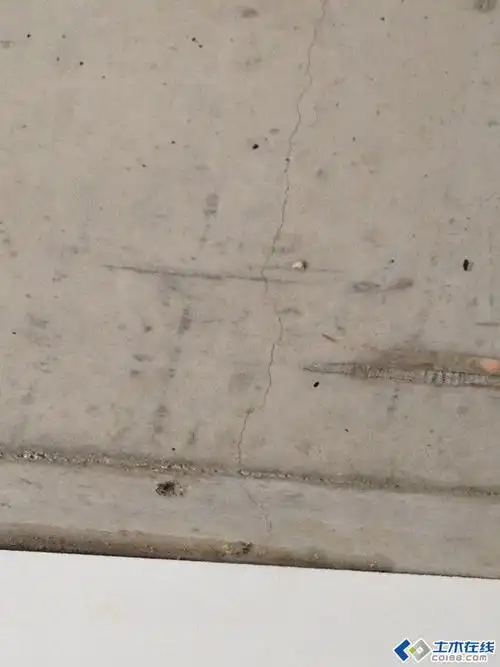 多根混凝土梁出现垂直裂缝,不知什么原因