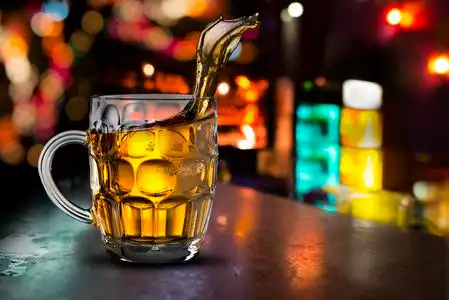 酒场景杯啤酒与酒吧场景照片