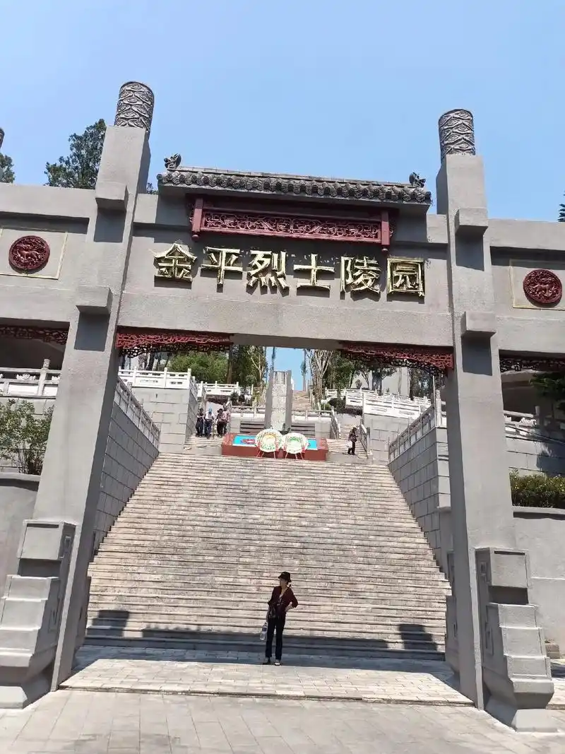 在我8岁时哥哥就参军去了,最后一次见哥哥是在我14岁时,当时哥哥出差