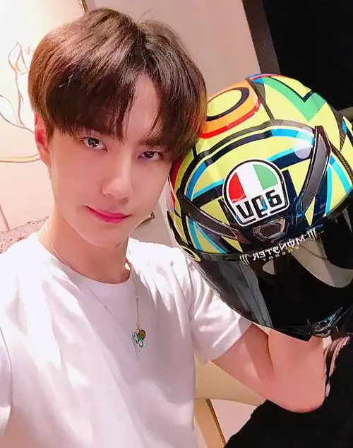 青春少年王一博时尚休闲生活照