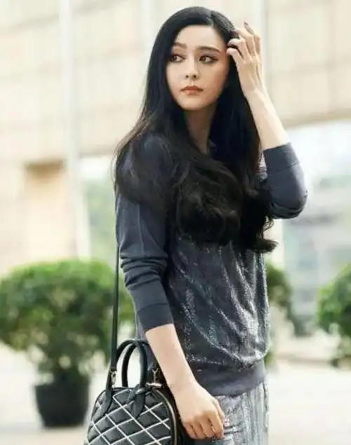 39岁范冰冰状态真好穿黑白格子外套配长裤精神抖擞又时髦