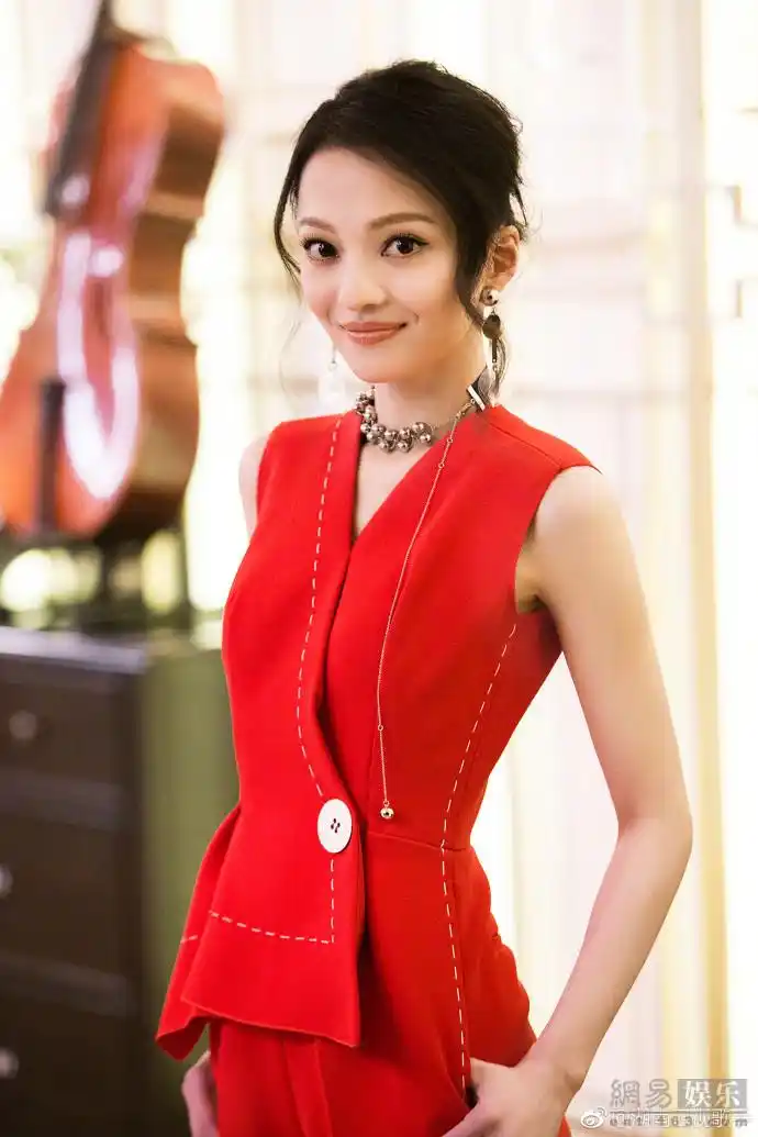 《我是歌手2018》曝花絮:张韶涵穿红色套装大秀纤细好身材