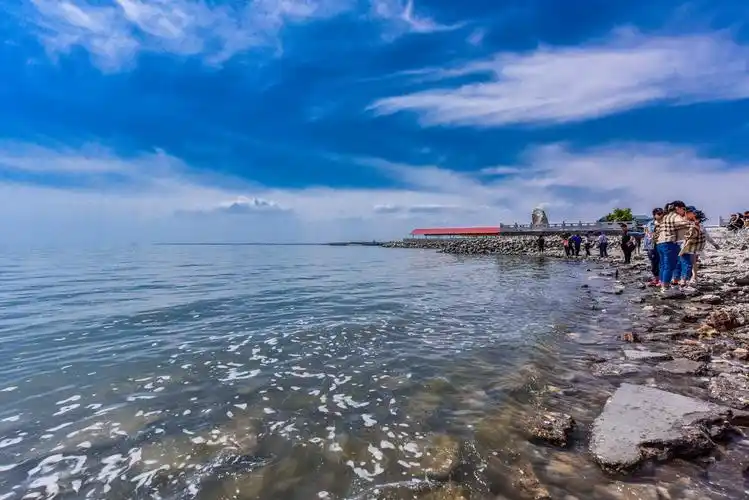 达赉湖的风光也是非常适合旅拍的因为整个湖水与阳光的结合度非常好