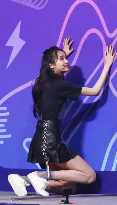 鹿晗的眼光可真毒,当关晓彤穿短裙跷二郎腿时,肌肉线条a到炸