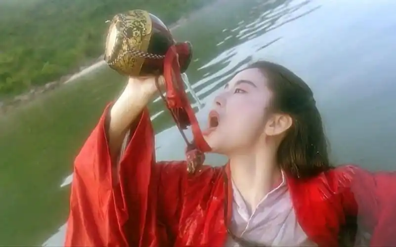 林青霞饰演的东方不败有多好看,一首《沧海一声笑》勾起回忆